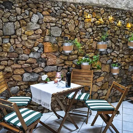 - - By Faendho Lägenhet *